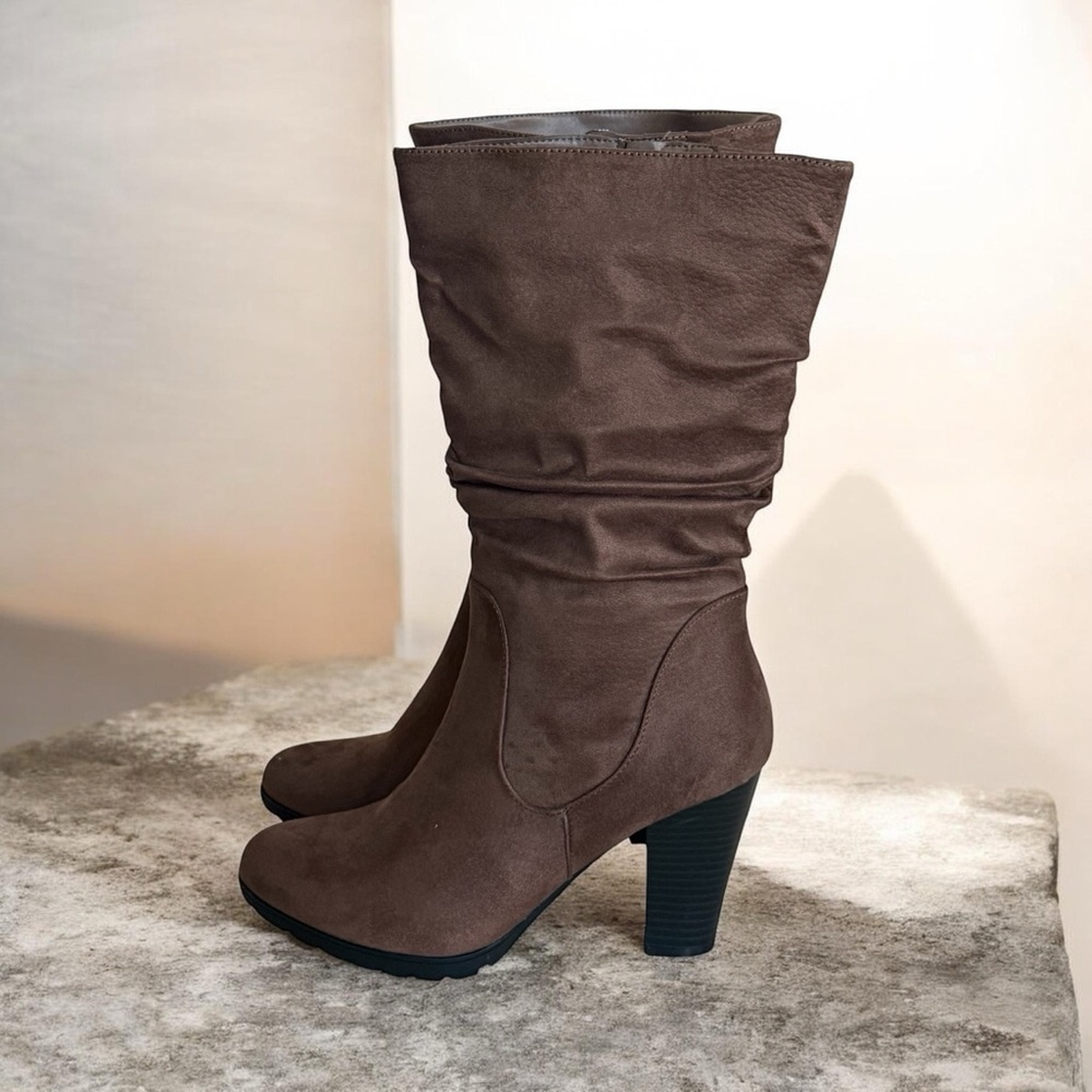 NWOT Women’s Faux Suede Boots! Size 10! NEW! - Picture 3 of 9